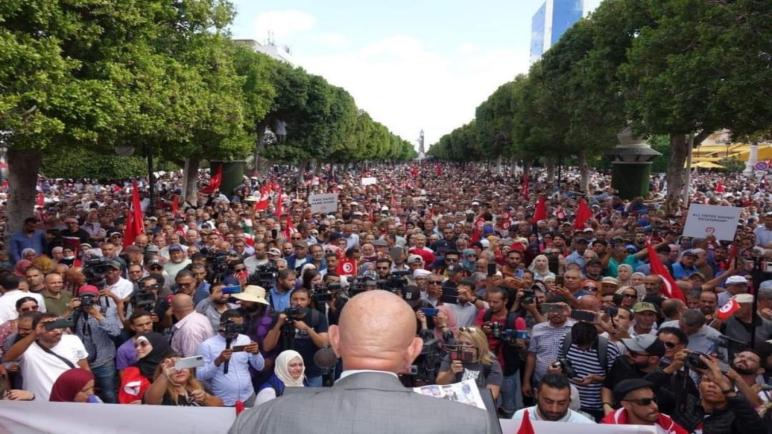 حسب التلفزيون الجزائري :الحشود التي خرجت للشارع للتظاهر ضد قيس سعيد ممولين من الخارج …نورالدين رزاق