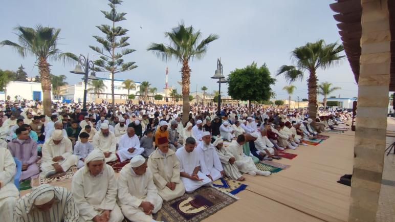 سكان بلدية الدريوش يؤدون صلاة عيد الفطر بالساحة المركزية..عقادي نيوز