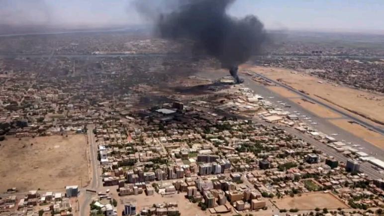 جلالة الملك يعطي تعليماته السامية لتأمين عودة المواطنين المغاربة العالقين في السودان…عقادي نيوز